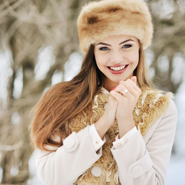 Portret van een mooie vrouw in de winter — Stockfoto