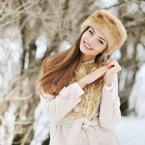 Hermosa chica de invierno sonriente - retrato al aire libre —  Fotos de Stock