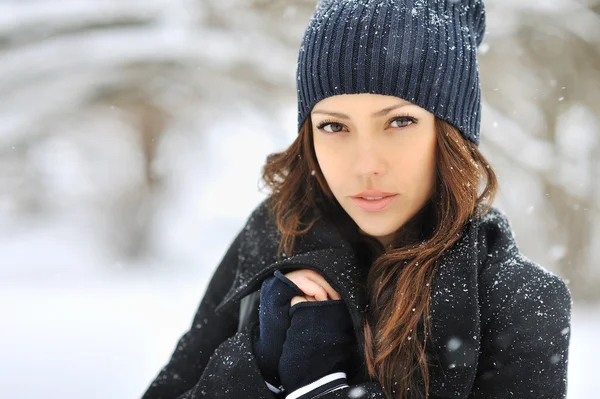 Beautiful woman face in winter - close up — Stock Photo, Image
