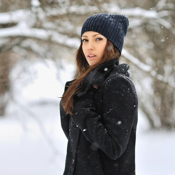 Hermoso retrato de niña en invierno - al aire libre — Foto de Stock