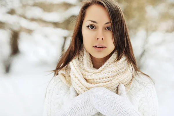 Menina bonita usando luvas e cachecol - retrato ao ar livre. Clo... — Fotografia de Stock