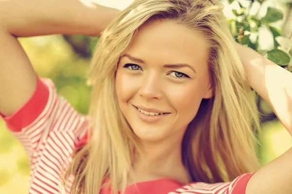 Close up of a beautiful girl relaxing on nature - close up portr — Stock Photo, Image