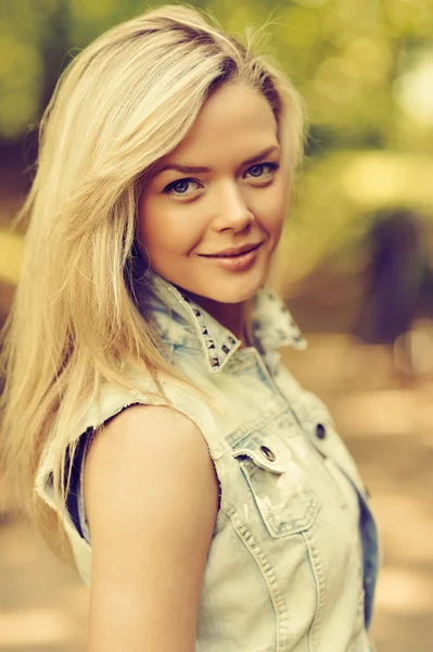 Close up of a beautiful girl in a summer forest — Stock Photo, Image