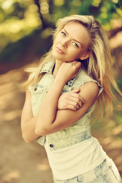 Beautiful woman posing in a forest in summer day — Stock Photo, Image