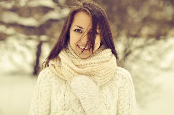 Открытый портрет красивой улыбающейся девушки зимой — стоковое фото