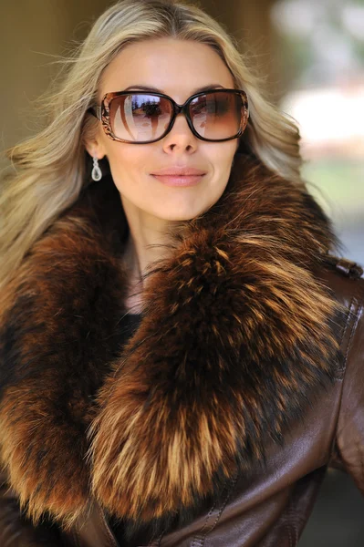 Mulher bonita em óculos de sol - close-up — Fotografia de Stock