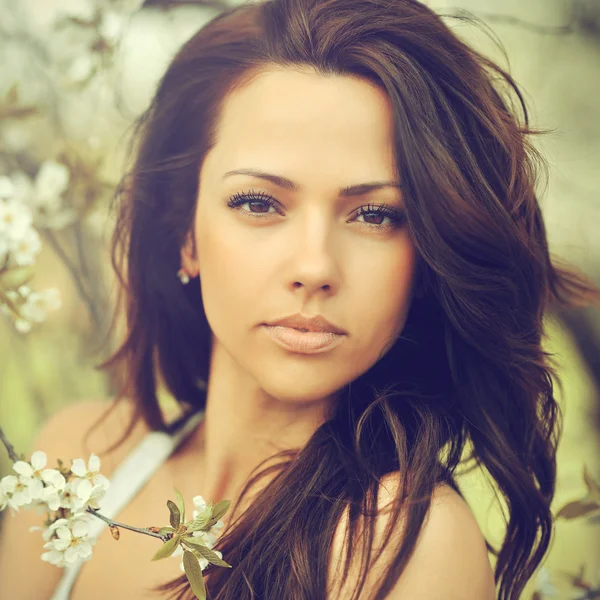 Retrato al aire libre de una joven hermosa mujer con un elegante color marrón rizado —  Fotos de Stock