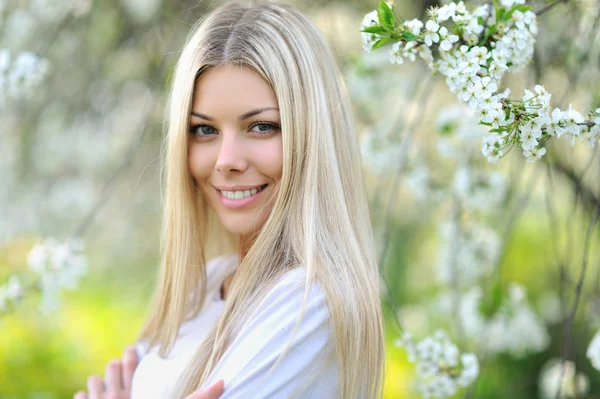 Gorgeous portrait of a young woman outdoors. Beautiful smile — Stock Photo, Image