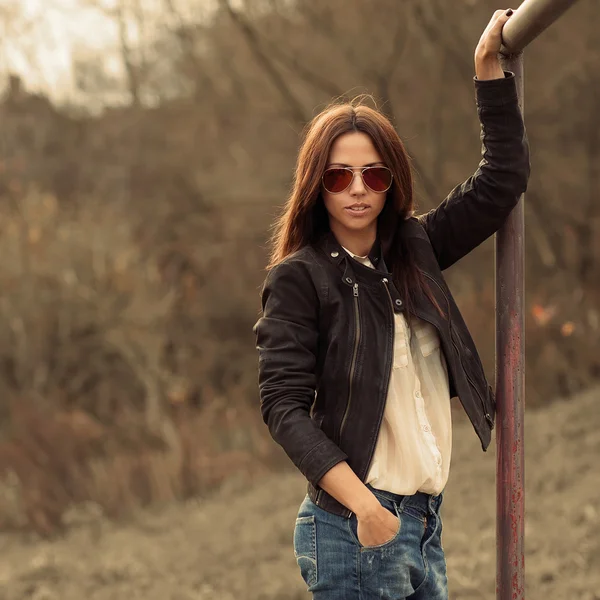 Fashionable woman posing outdoors - portrait — Stock Photo, Image