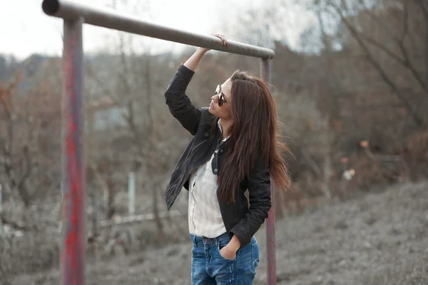 Retrato casual de mujer de moda hermosa al aire libre — Foto de Stock