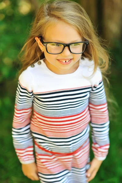 Чарівна маленька дівчинка в окулярах - на відкритому повітрі — стокове фото