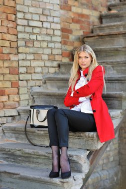 merdivenlerde oturan genç seksi model kız