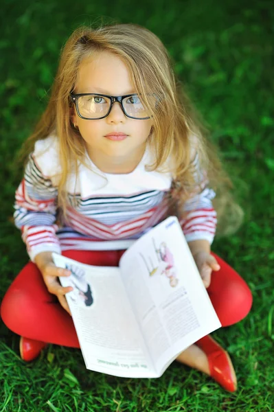 Portret słodkie dziewczynki z książki — Zdjęcie stockowe