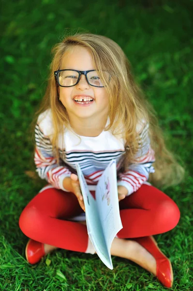 Açık bir parkta gülen tatlı küçük kız portresi — Stok fotoğraf