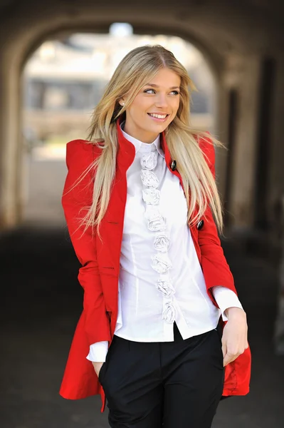 Chica feliz caminando en la calle - retrato al aire libre —  Fotos de Stock