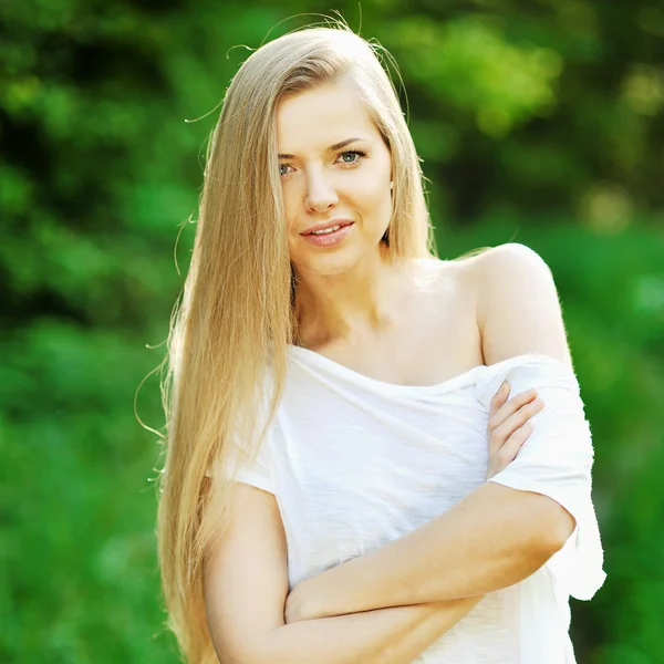 Belle jeune femme avec une peau fraîche et propre — Photo