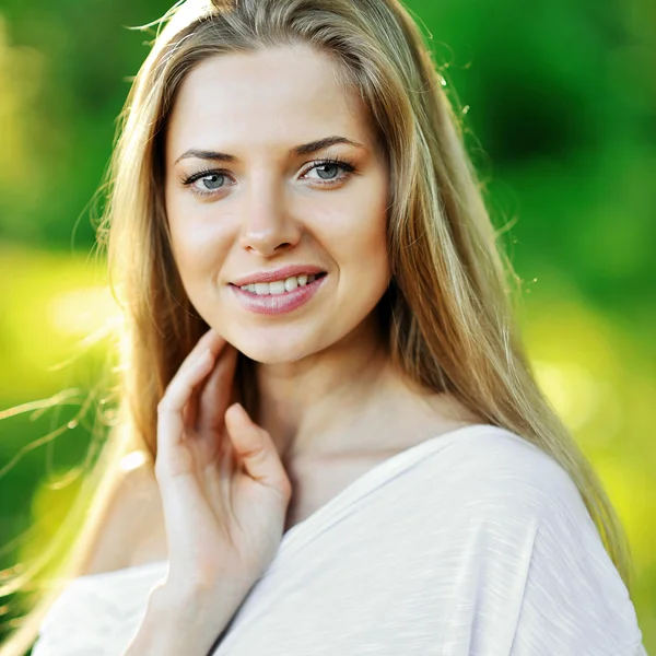 Face of beautiful girl with clean healthy skin — Stock Photo, Image