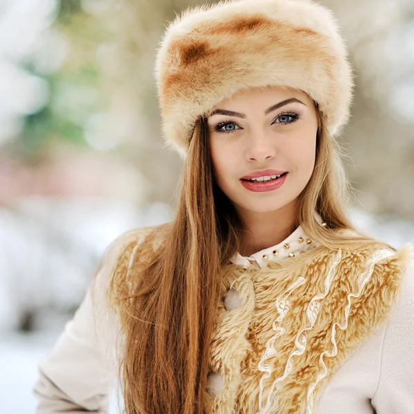 Outdoor portrait of beautiful young girl in winter — Stock Photo, Image