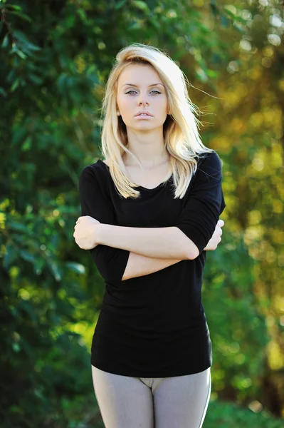 Fashion model poseren buiten in een zomer groen park — Stockfoto