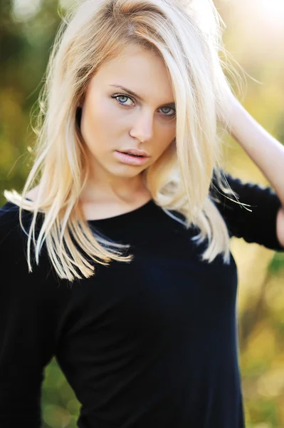 Beautiful girl face - outdoors portrait — Stock Photo, Image