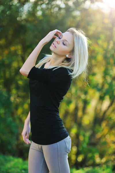 Young beautiful girl posing outdoors — Stock Photo, Image