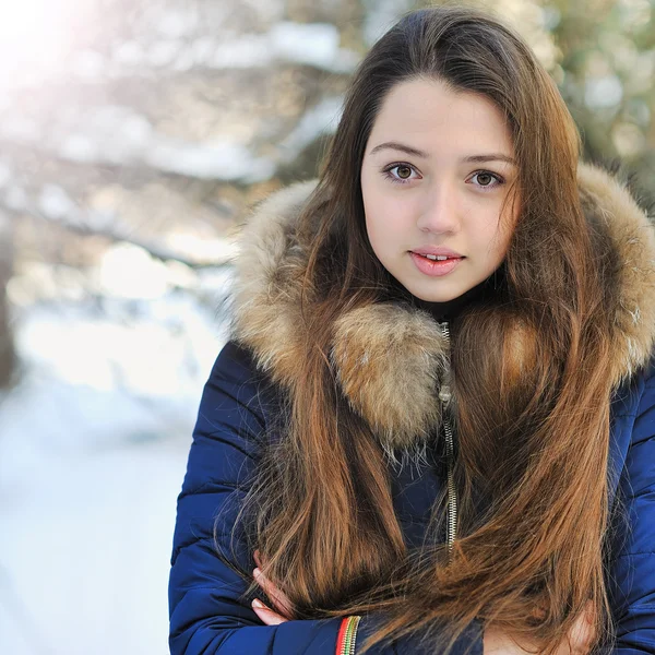 Retrato de linda chica en un parque de invierno —  Fotos de Stock
