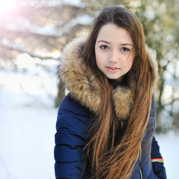 Retrato de cerca de una niña bonita —  Fotos de Stock