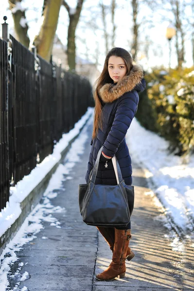 Volledige lengte van een mooi schattig meisje in winter park — Stockfoto