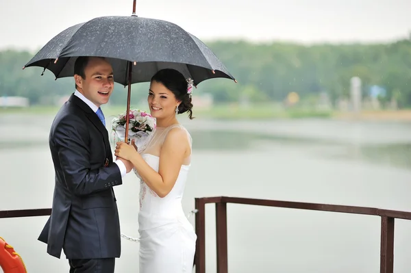 Beautiful wedding couple - outdoors — Stock Photo, Image