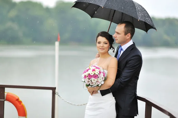 Casamento jovem casal ao ar livre retrato — Fotografia de Stock