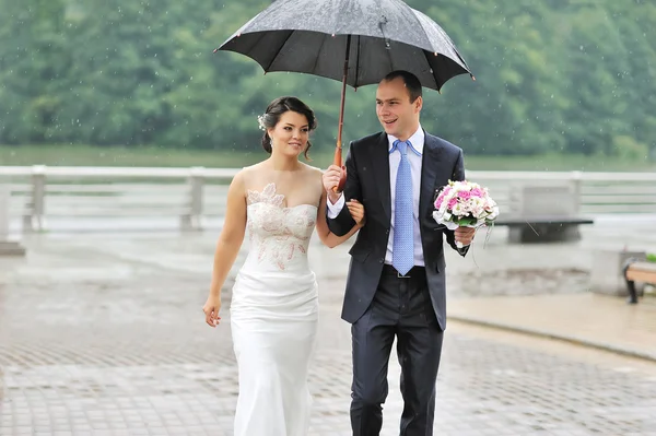 Wedding couple in a rainy day — Stock Photo, Image