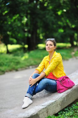 genç güzel şık kız bir yaz parkta bir çanta