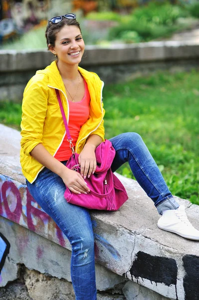 Portrait of pretty cheerful young girl in a park — Stock Photo, Image