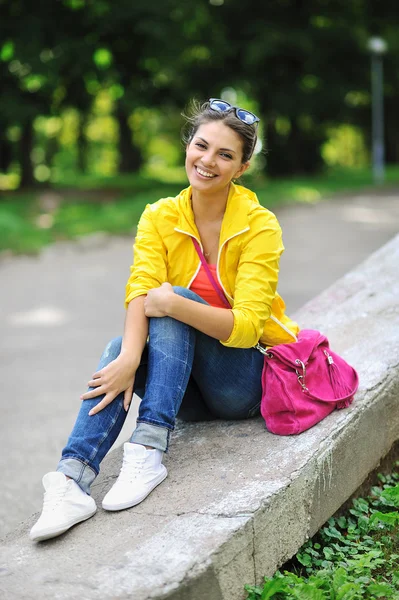 Portrait of pretty cheerful young girl in a park — Stock Photo, Image