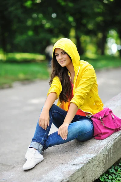Menina elegante bonita nova com saco em um parque de verão — Fotografia de Stock
