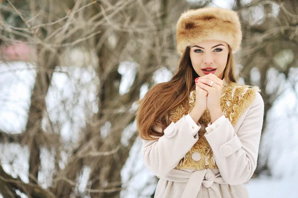 Frozen young woman in winter with hands next to her face - close — Stock Photo, Image