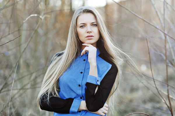 Vacker sexig blondin poserar i en höst park — Stockfoto