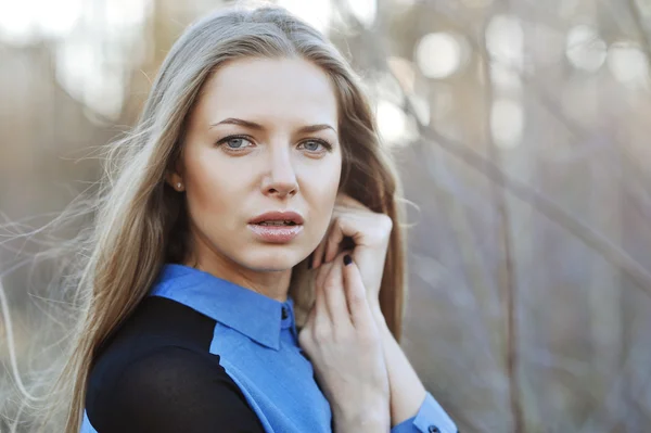 Portret van aantrekkelijke jonge meisje met handen cupped. buitenshuis — Stockfoto