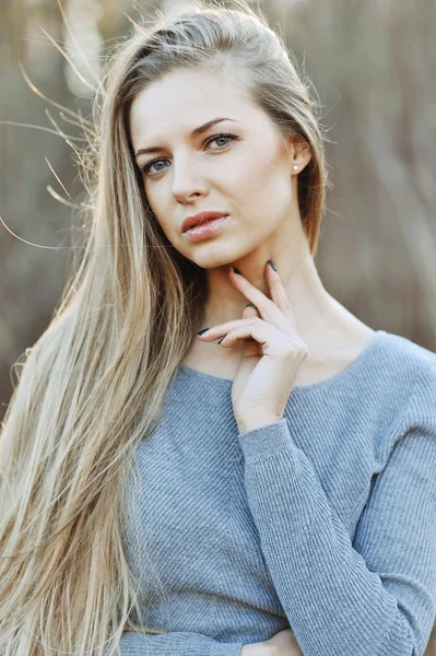Retrato de cerca de la atractiva joven rubia - al aire libre — Foto de Stock