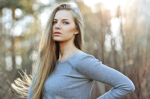 Closeup portret van aantrekkelijke jonge blonde meisje - buitenshuis — Stockfoto