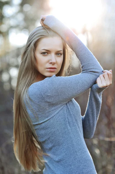 Gros portrait de fille blonde sexy. À l'extérieur — Photo