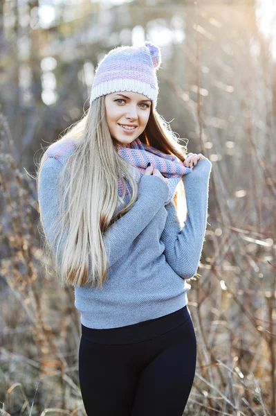 Hermosa chica rubia de pie en el parque de otoño — Foto de Stock