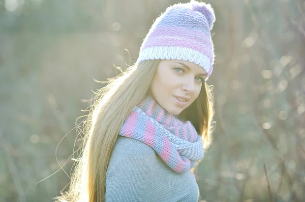 Schöne blonde Mädchen steht im herbstlichen Park — Stockfoto