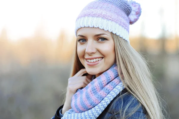 Vacker ung sensuell blond flicka utomhus — Stockfoto