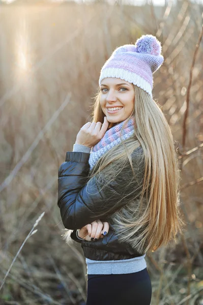 Atrakcyjny młody uśmiechnięte dziewczyny blondynka z ręki przy jej twarzy — Zdjęcie stockowe