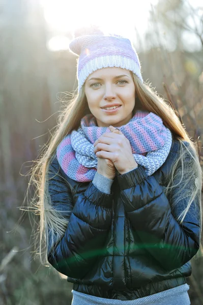 Ritratto di giovane ragazza attraente con le mani a coppa. All'aperto — Foto Stock