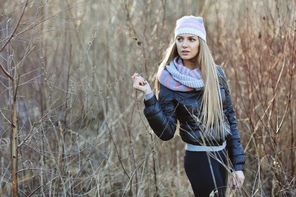 Porträt eines attraktiven jungen blonden Mädchens im Wald — Stockfoto
