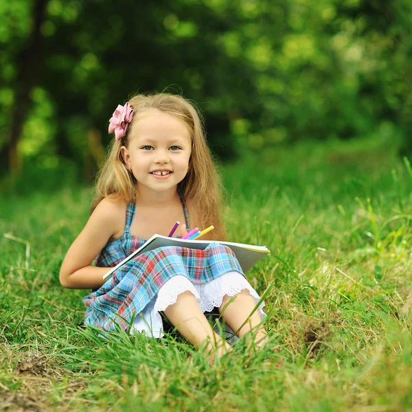 Kalemler ve notu bir park ile sevimli küçük kız — Stok fotoğraf