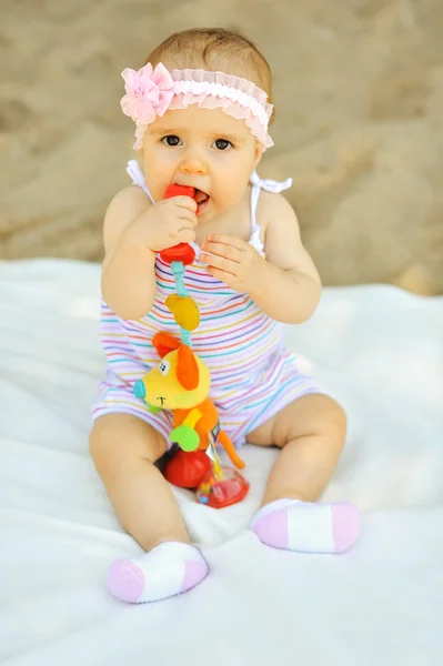 Mooie schattige baby - outdoor portret — Stockfoto