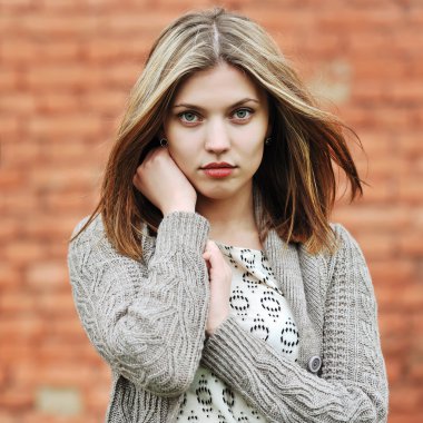 yakın çekim güzel gözleri olan beyaz kadın portresi